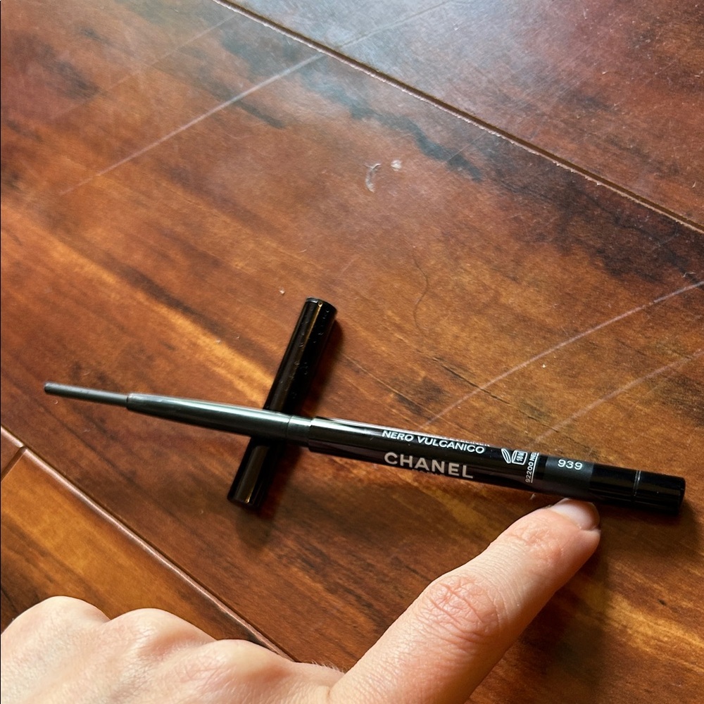 CHANEL Stylo Yeux Waterproof Long-Lasting Eyeliner in 939 Noir Énigmatique